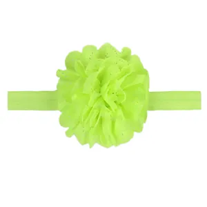 Détail du bandeau à fleurs en dentelle douce pour bébés en couleur vert fluo vif