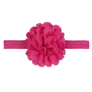 Détail du bandeau rose pour bébé avec pétales en mousseline 3D et bande élastique douce