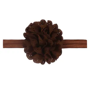 Détail du bandeau marron pour bébé avec fleur en tissu dentelle et bords évidés doux