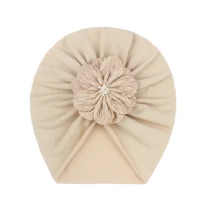 Turbante neonato beige con grande fiore in tessuto plissettato e perle bianche