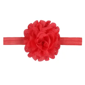 Détail d'un bandeau pour bébé avec une fleur rouge en maille et ruban élastique en maille