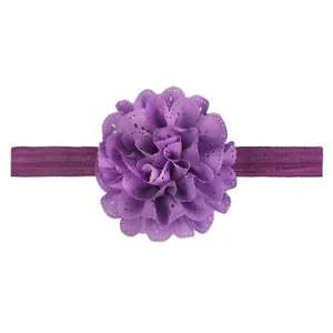 Vue détaillée d'un bandeau bébé avec fleur en dentelle violette 3D et ruban élastique