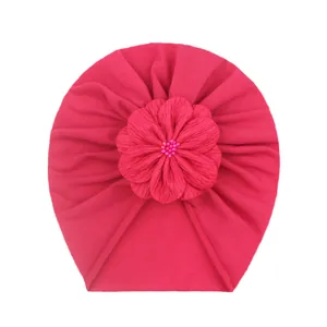 Turbante neonato rosa acceso con dettaglio floreale e morbido tessuto arricciato