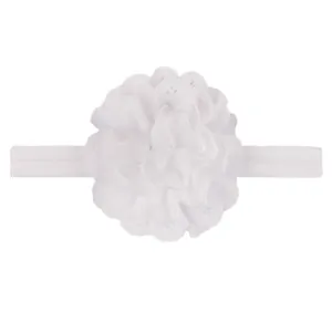Vue détaillée du bandeau blanc pour bébé avec une grande fleur en dentelle 3D multicouche