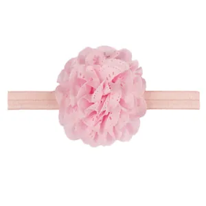 Gros plan du bandeau fleur en dentelle rose montrant les détails délicats du tissu