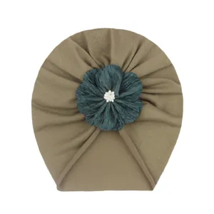 Turbante neonato kaki con fiore verde scuro e perle bianche decorative