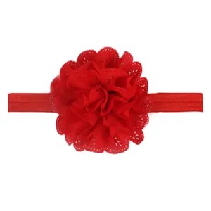 Détail d'un bandeau bébé rouge avec fleur en dentelle multicouche et sangle élastique