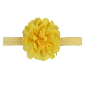 Détail du bandeau bébé jaune avec fleur en tissu multicouche et pétales découpés au laser