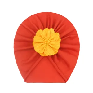 Turbante rosso per neonati con fiore in tessuto giallo e morbida maglia elasticizzata