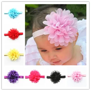 Dettaglio di fasce per neonati con vari colori di fiori in chiffon e fasce elastiche