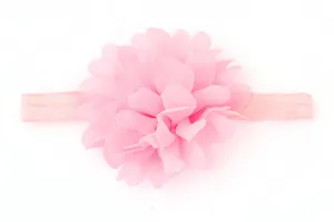 Dettaglio della fascia per neonati con fiore in chiffon rosa e tessuto elastico
