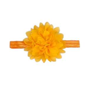 Dettaglio della fascia per neonati con fiore di chiffon arancione e nastro elastico