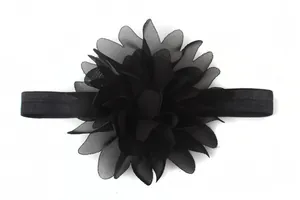 Dettaglio della fascia per capelli con fiore in chiffon nero ed elastico per neonati e bimbi