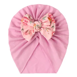 Detailansicht der rosa Baby-Knotenmütze mit großer Vintage-Blumenmuster-Schleife