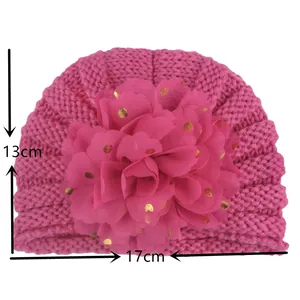 Detailansicht der Baby-Strickmütze 17x13cm mit goldgepunkteter Mesh-Blume in Pink