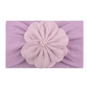 Bandeau élastique pour bébé avec grande fleur en tissu violet et détails de perles