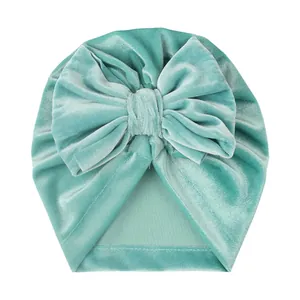 Bonnet turban en velours vert menthe pour bébé avec un grand nœud décoratif élégant