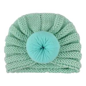 Dettaglio del cappello in maglia verde menta per neonati con nodo a ciambella tondo