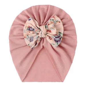 Rosa Baby Turban Mütze mit großer geblümter Schleife und elastischer Strickstruktur