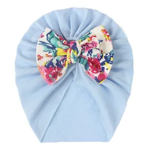 Himmelblauer Baby-Turban-Hut mit großer geblümter Schleife aus weichem, glattem Stoff