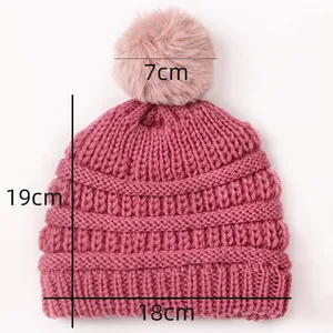 Détail du bonnet en tricot rose pour bébé avec mesures et pompon en fausse fourrure douce
