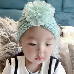 Minzgrüne Baby-Strickmütze mit großer goldgepunkteter Mesh-Blumenverzierung