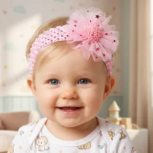 Détail du bandeau en dentelle rose pour bébé avec fleur en tulle et petites étoiles