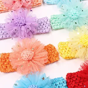 Détail de bandeaux de bébé au crochet avec fleurs en tulle multicouche et paillettes