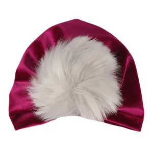 Cappello a turbante in velluto per neonati color magenta con pompon grigio in pelliccia
