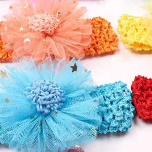 Gros plan de bandeaux bébé avec fleurs en résille, étoiles dorées et crochet élastique