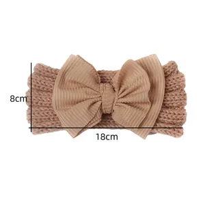 Details zum 18x8cm beigen Strick-Babystirnband mit großer gerippter Schleife und Maßen