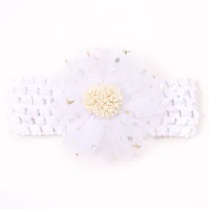 Détail d'un bandeau pour bébé au crochet blanc avec fleur en tulle et paillettes étoilées