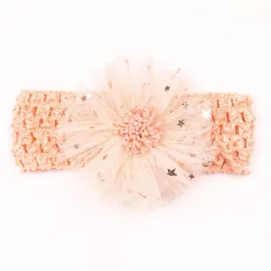 Détail du bandeau bébé fleur pêche avec étoiles dorées et dentelle ajourée