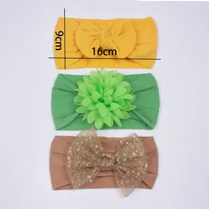 Détail de 3 bandeaux bébé en nylon avec dimensions de 9 cm de large et 16 cm de circonférence
