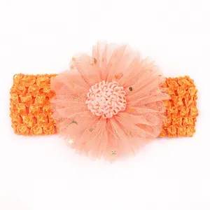Bandeau bébé ajouré avec crochet orange doux et détails de fleurs en maille multicouches