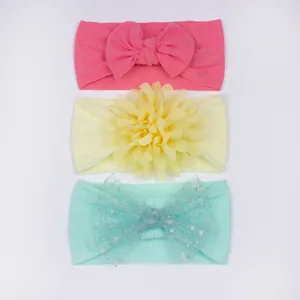Détail de lot de 3 bandeaux bébé avec nœud rose, fleur jaune et paillettes menthe
