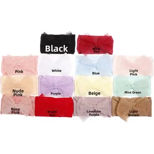 Plat neergelegde set van 14 gekleurde nylon baby haarbanden met tule strikken in zachte tinten