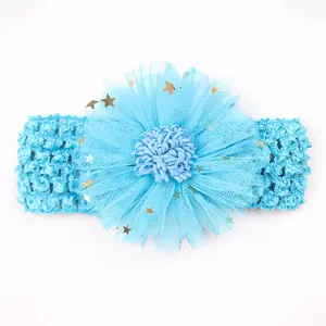 Bandeau bébé au crochet bleu avec fleur en tulle multicouche et paillettes d'étoiles