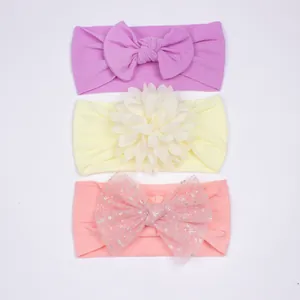 Lot de trois bandeaux pour bébé en nylon avec nœuds violet, jaune et rose