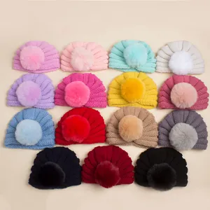 Turbans tricotés pour bébé en 15 couleurs avec de gros pompons et une texture côtelée