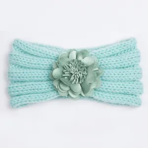 Diadema de invierno tejida a mano verde menta para bebés con una gran flor decorativa