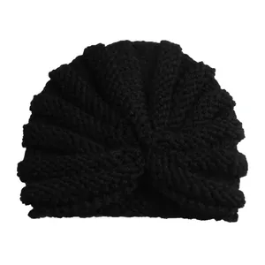 Zachte zwarte gebreide babytulband met gedraaide knoop voor winterse warmte