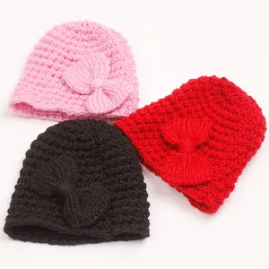 Bonnets bébé au crochet faits main avec nœud en rose, rouge et marron pour l'hiver
