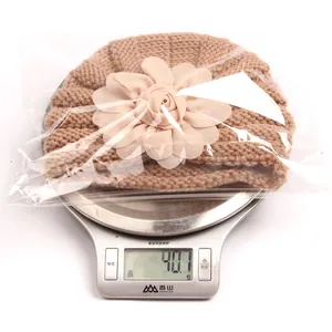 Bonnet turban tricoté pour bébé avec fleur, pesant 40,1 g sur une balance précise