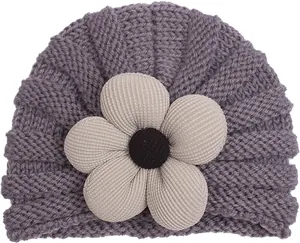 Texture a maglia di un berretto per neonati malva con un fiore in velluto a coste