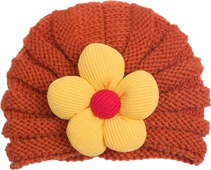 Dettaglio della trama a maglia del cappello neonato arancione con decoro a fiore