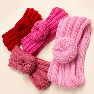 Détail de texture du lot de 3 bandeaux tricotés bébé en rouge, magenta et rose