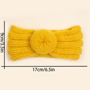 Détail du bandeau tricoté jaune pour bébé mesurant 17x9cm avec décor de beignet