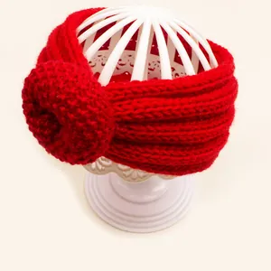 Détails de la texture du bandeau bébé tricoté rouge avec un nœud donut original