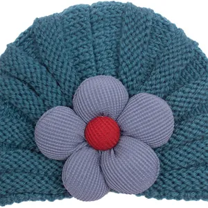 Berretto neonato in maglia verde petrolio con grande fiore viola e trama a coste calde
